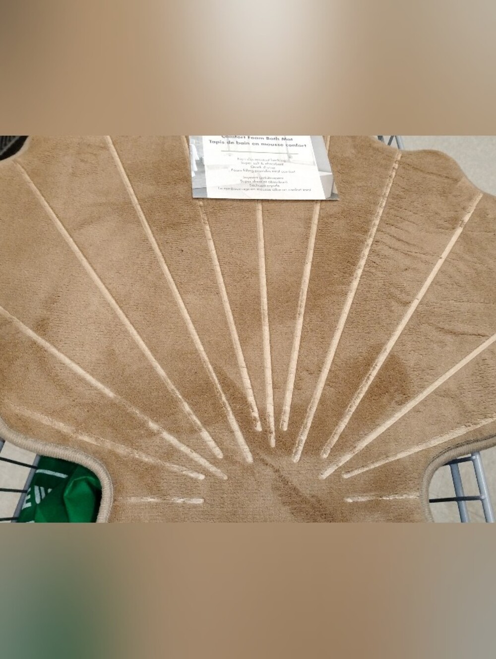 Shell-Shaped Tan Bath Mat - Plush Non-Slip Accent Rug